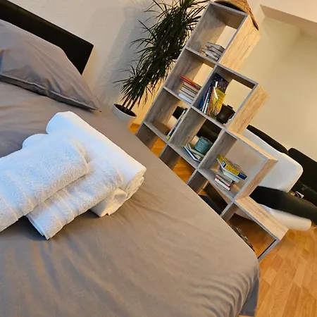 Center Comfort - Cozy, Fully Equipped 3-room Near Main Station Apartament
